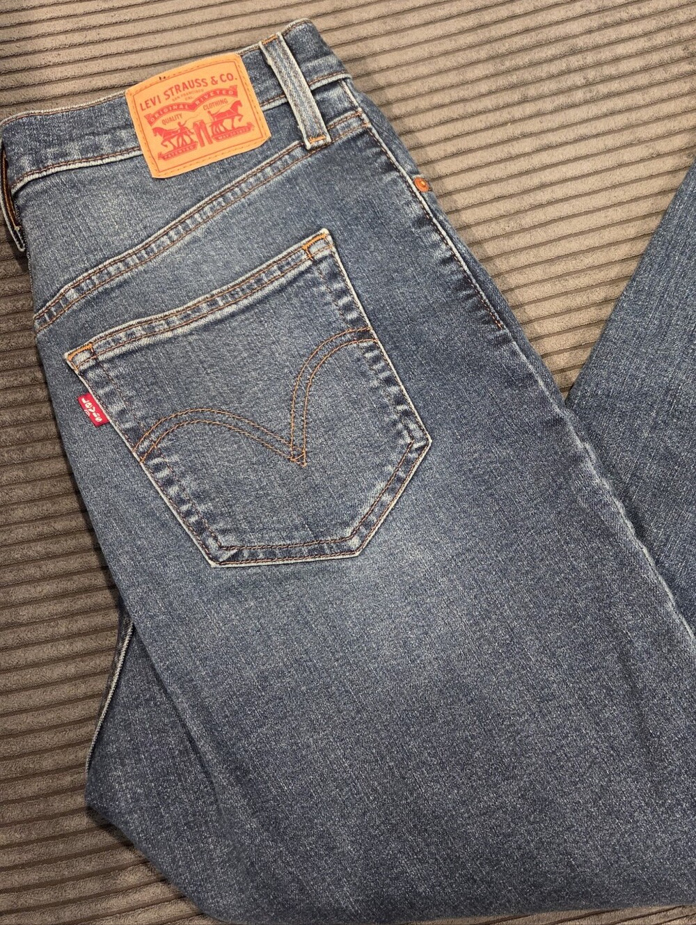 Levis High Waisted Mom Jean